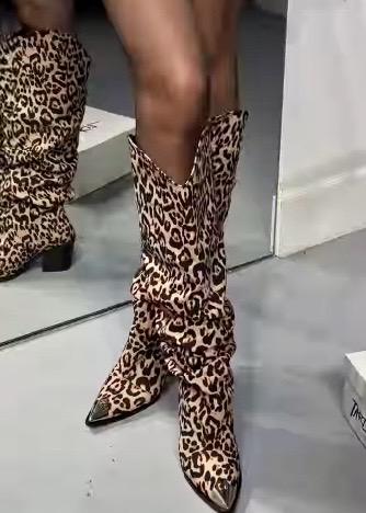 Fashionable pointed toe leopard print boots