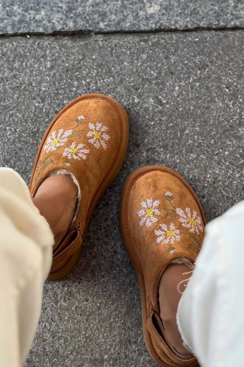 Suede daisy pattern fur lined platform shoes